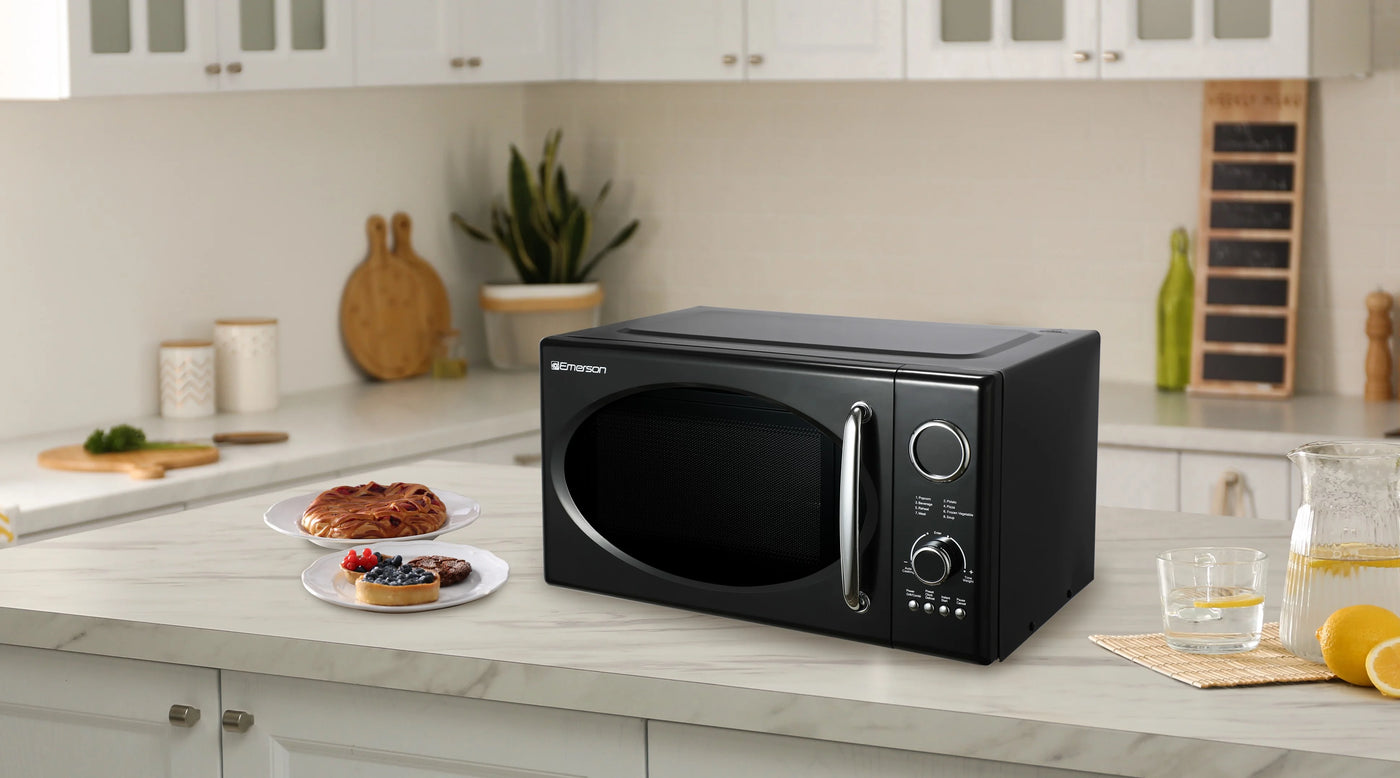 Emerson 0.9 Cu Ft, 800W Retro Black Microwave Oven with Grill, MWRG0901BK