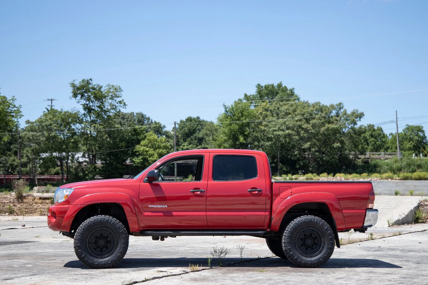 Rough Country 3.5" Bolt-On Lift Kit w/M1 Struts for 2005-2023 Tacoma - 74240RED